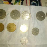 سکه نقره و تعدای سکه