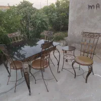 میزغذاخوری ۴نفره فرفورژه سالم وتمیز