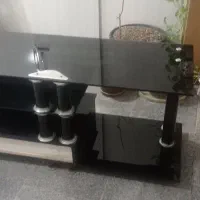 میز تلویزیون شیشه ای تمیز و شیک