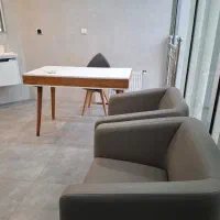 فروش نیم ست مبل و دو عدد میز چوبی و صندلی پایه چوب