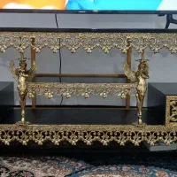 میز تلویزیون و آیینه و شمعدان و میز