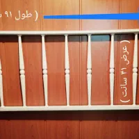 یک عدد نرده تخت یا حفاظ جلو پنجره و غیره