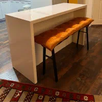 یک عدد میز محکم MDF و نیمکت و چارپایه چوب گردو