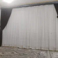 پرده سفید رنگ با شال قهوه ای