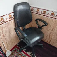 صندلی کامپیوتر سالم تمیز و مرتب