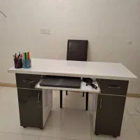 میز تحریر و کامپیوتر