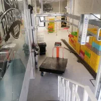 کارگر مسلط به چاقو برای گوشت و مرغ