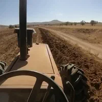 شخم زمین کشاورزی،باغ و باغچه با تراکتور