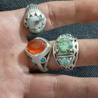 یه تعداد انگشتر نقره با هم و تکی