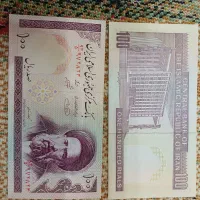 تعدادی اسکناس بانکی تا نشده