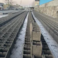 کارگر بلوک زن ماهر و‌با سابقه و پیمانه گیر