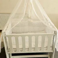 گهواره نوزاد کنار تخت مادر،