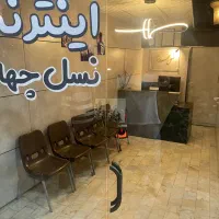 دعوت به همکاری از یک پسر جوان در کافی نت