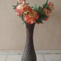 گل مصنوعی با گلدان و میز شیشهای   ۴۰۰