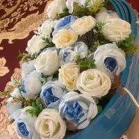 گل سفید کرمی آبی