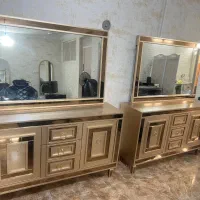 دو عدد آیینه و‌ کنسول فروشی