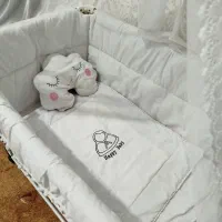 گهواره وتخت کنار مادر