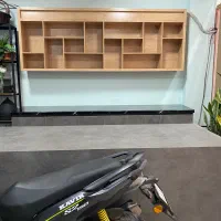 قفسه و میز کافه