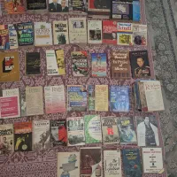 چندین کتاب و مجله انگلیسی