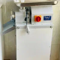 چرخ گوشت صنعتی و میز و صندلی