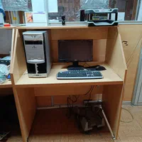 تعدادی میز تحریر لبه دار