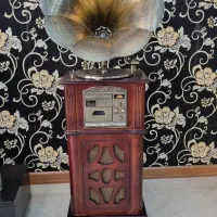 گرامافون کلاسیک ایستاده