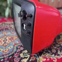 تلویزیون قدیمی قرمز