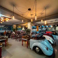 پیتزازن گریل کار سالادزن ظرفشور کارگر ساده وسط کار