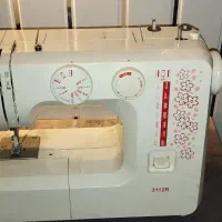 چرخ خیاطی  ژانومه همراه با میز ام دی اف نو