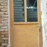 تعدادی درب و پنجره تمیز آلومینیومی و آهنی