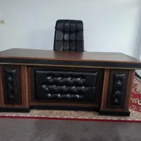 میز مدیریتی به همره صندلی و یک کمد کوچگ