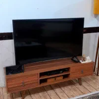 میز زیر تلویزیون و آینه و کنسول