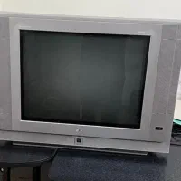 دو عدد تلویزیون قدیمی