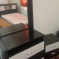 تختخواب یکنفره به همراه تشک ، میز آرایش و پاتختی