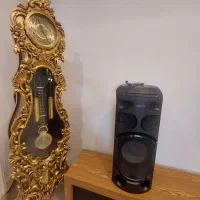 ساعت ایستاده طلایی رنگ‌ و رومیزی