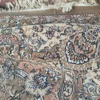 قالی ماشینی تمیز در حد نو رنگ کرمی و گردوی