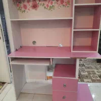 کتابخانه ومیز تحریر