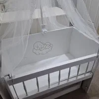 تخت و گهواره کنار مادر