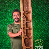 کارگر ساده آقا برای کارگاه ظروف چوبی