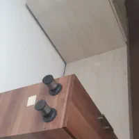 فروش تعدادی صندلی اداری چرمی و یک میز