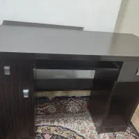 میز کامپیوتر دارای دوکشو و یک کمد،کاملا سالم