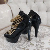 تعدادی کفش و کیف مجلسی نو