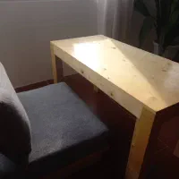 میز و صندلی تحریر نشسته|میز تحریر و کامپیوتر|نور, |دیوار