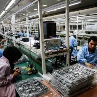 کارگر ساده، مدیر تولید، کارمند اداری