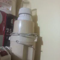 یک عدد آبمیوه گیری با آسیاب دورکاری بزرگ و کوچک