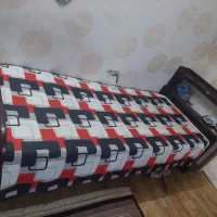 تخت یکنفره با دوتا پاتختی و اینه قدی