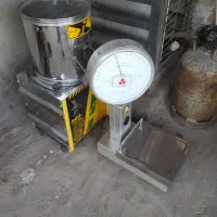 فروش یک عدد ترازوی قدیمی ویک سبزی خورد کن سالم