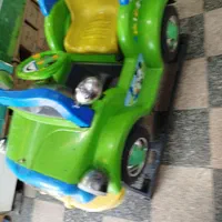 تکان دهنده اسباب بازی جلو مغازه ماشین