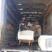 کارگر حرفه ای حمل اثاثیه منزل باماشین