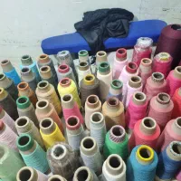 تعداد زیادی نخ زیگزال و دوک